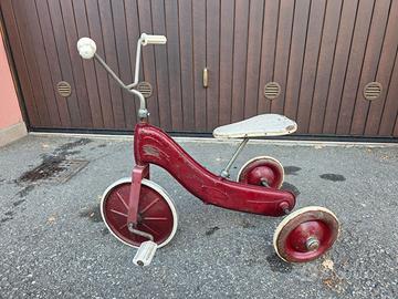 Triciclo d'epoca in metallo