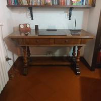 Scrivania stile classico in legno con due cassetti