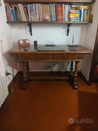 Scrivania stile classico in legno con due cassetti