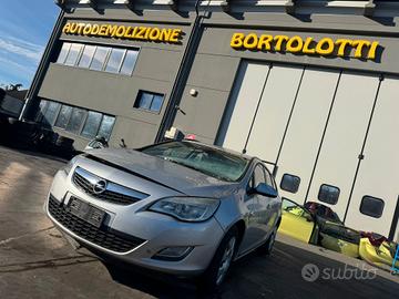 OPEL ASTRA J SPORT TOURER per ricambi usati A17DTR