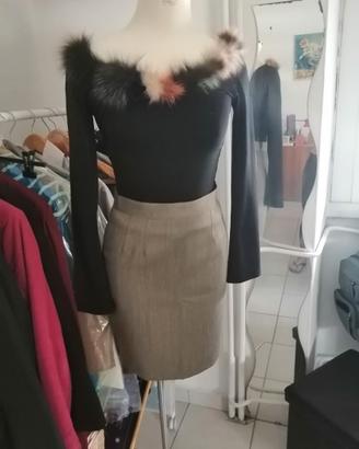 Gonna beige tubino con t-shirt nera