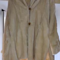 Cappotto elegante in pelliccia con cappuccio