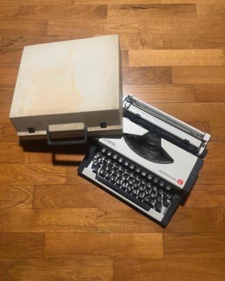 Macchina da scrivere Olympia Traveller de Luxe
