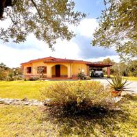 Villa Unifamiliare con 1.1 Ettari di Terreno