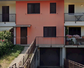 Villa a schiera con 2 ampi giardini