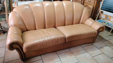 Divano in pelle più 2 poltrone