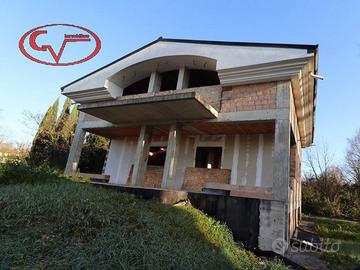 Villa di 300 m² con più di 5 locali a Montevarchi