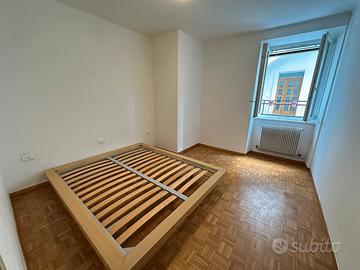 GRANDE BILOCALE in CASA 3 UNITÀ CON CANTINA