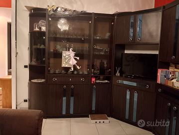 sala completa di tavolo