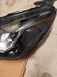 faro anteriore sinistro Peugeot 208