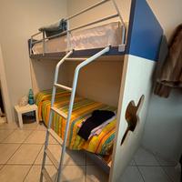 Cameretta letto a castello e armadio