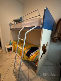 Cameretta letto a castello e armadio