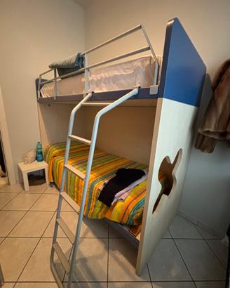 Cameretta letto a castello e armadio