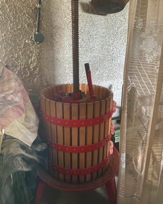 Torchio da vino manuale in legno e ghisa