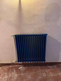 Radiatore orizzontale a colonne blu
