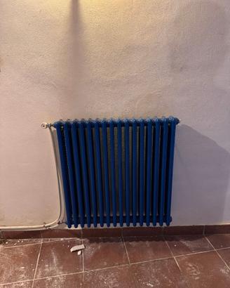 Radiatore orizzontale a colonne blu