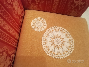 Due centrini lavorati a mano
