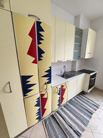 Cucina completa con frigo, freezer, tavolo