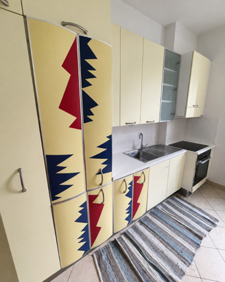 Cucina completa con frigo, freezer, tavolo