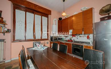 4 locali con due posti auto.