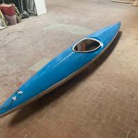 Canoa blu con giubbotto salvagente con TRASPORTO