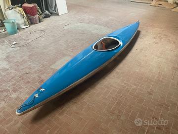 Canoa blu con giubbotto salvagente con TRASPORTO