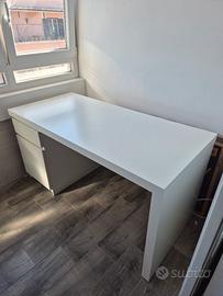 Scrivania MALM Ikea con cassetto e ripiani
