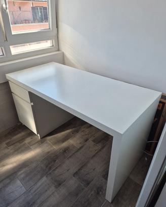 Scrivania MALM Ikea con cassetto e ripiani
