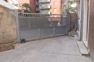 Posto auto coperto in cortile condominiale