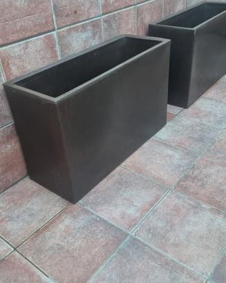 2 vasi in resina