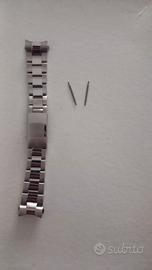 Cinturino in acciaio color argento.

