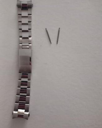 Cinturino in acciaio color argento.

