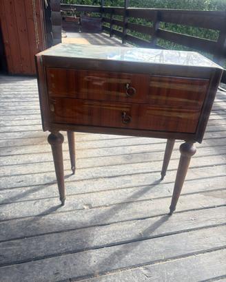 Due comodini in legno