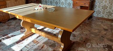 Tavolo da sala da pranzo allungabile e con sedie