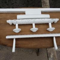 Tre vecchi attaccapanni in legno in stile shabby