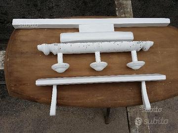 Tre vecchi attaccapanni in legno in stile shabby