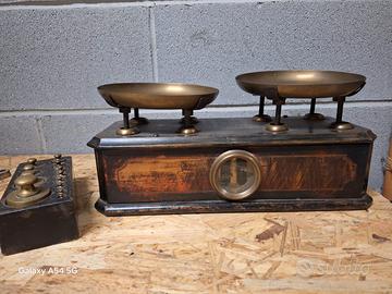 antica bilancia in legno 