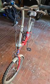 bicicletta pieghevole rossa