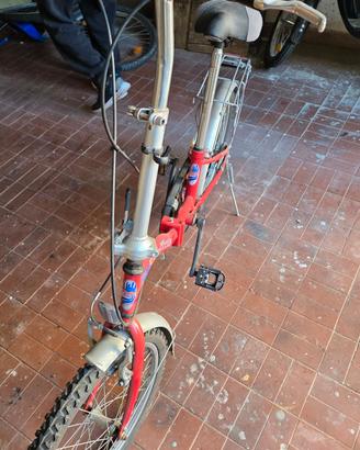 bicicletta pieghevole rossa