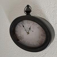 Orologio ovale nero e bianco 