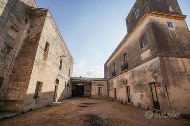 Palazzo / Stabile di 633 m² con più di 5 locali a 
