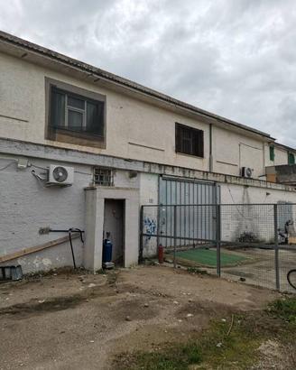 Immobile di 450 m² con 2 locali a Castel Volturno