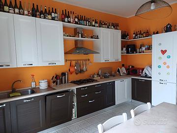 Cucina artigianale componibile ad angolo