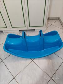 Dondolo a due posti in plastica  di colore blu.