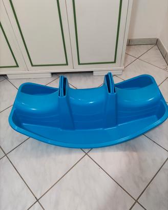 Dondolo a due posti in plastica  di colore blu.