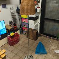 Lampada verticale con cappello in vimini € 10