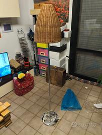 Lampada verticale con cappello in vimini € 10