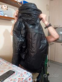 giacca a vento nera con collo alto da donna
