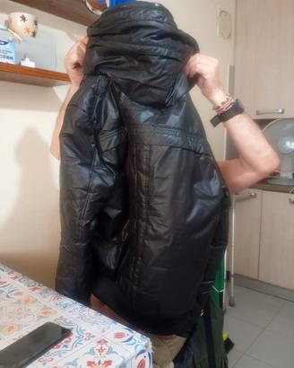 giacca a vento nera con collo alto da donna