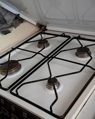 cucina 4 fuochi con forno Ariston